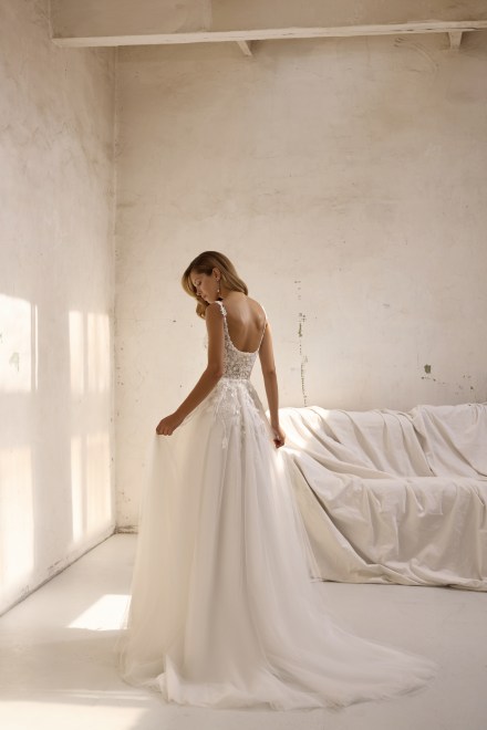 https://www.sposa-lia.com/images/stories/virtuemart/product/per-in white-024-ina-03.jpg